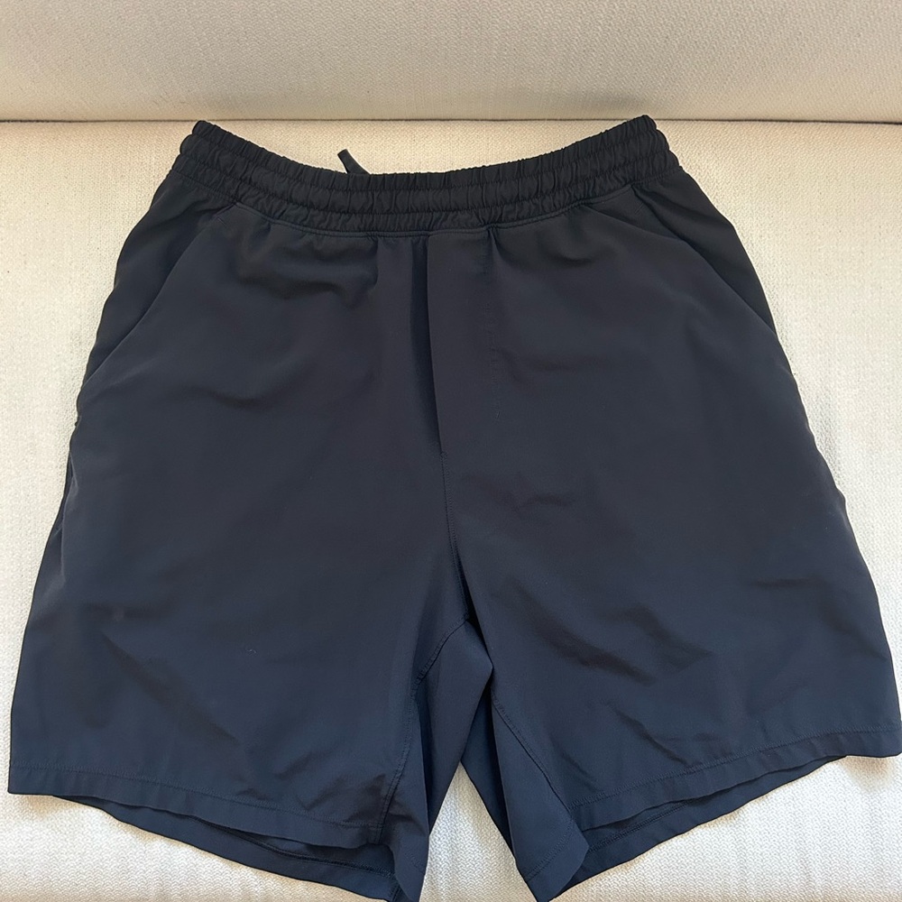 Lululemon Athletica Men’s pace breaker 7in short. Size small